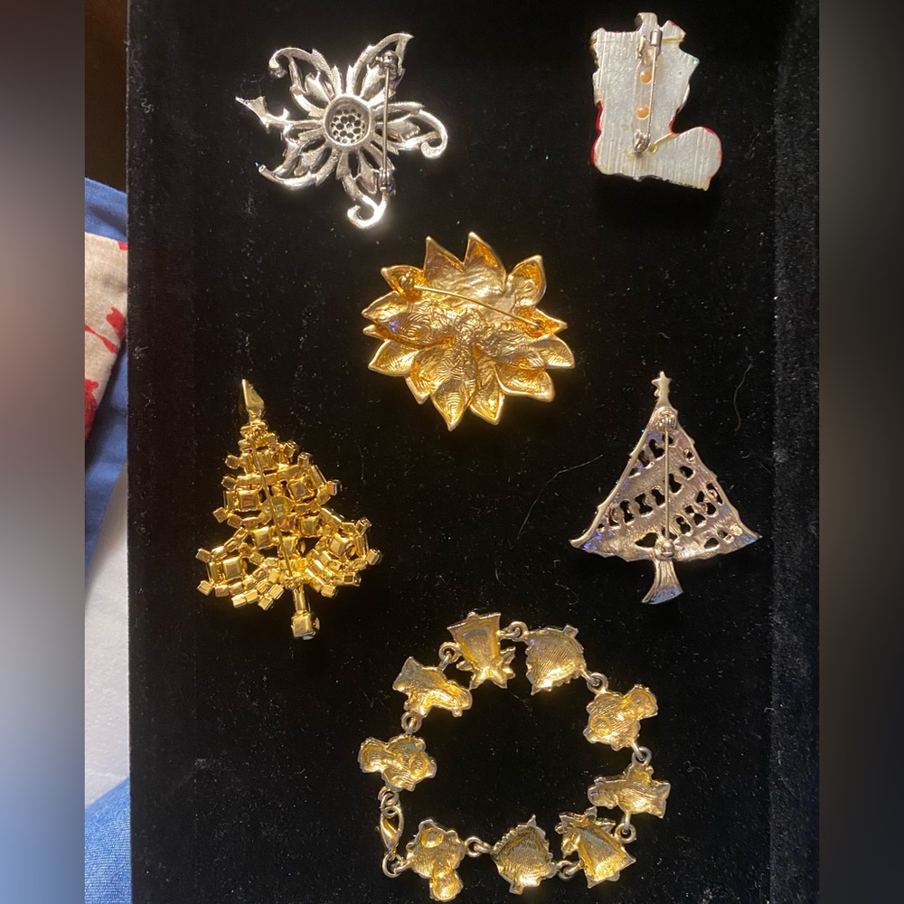 🎄🎄Holiday Jewelry Bundle | 5 Brooches + Christmas Charm Bracelet Set 🎄🎄 - Picture 2 of 2